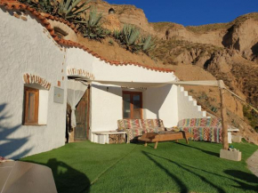 Creatively designed CaveHouse with jacuzzi, Gorafe